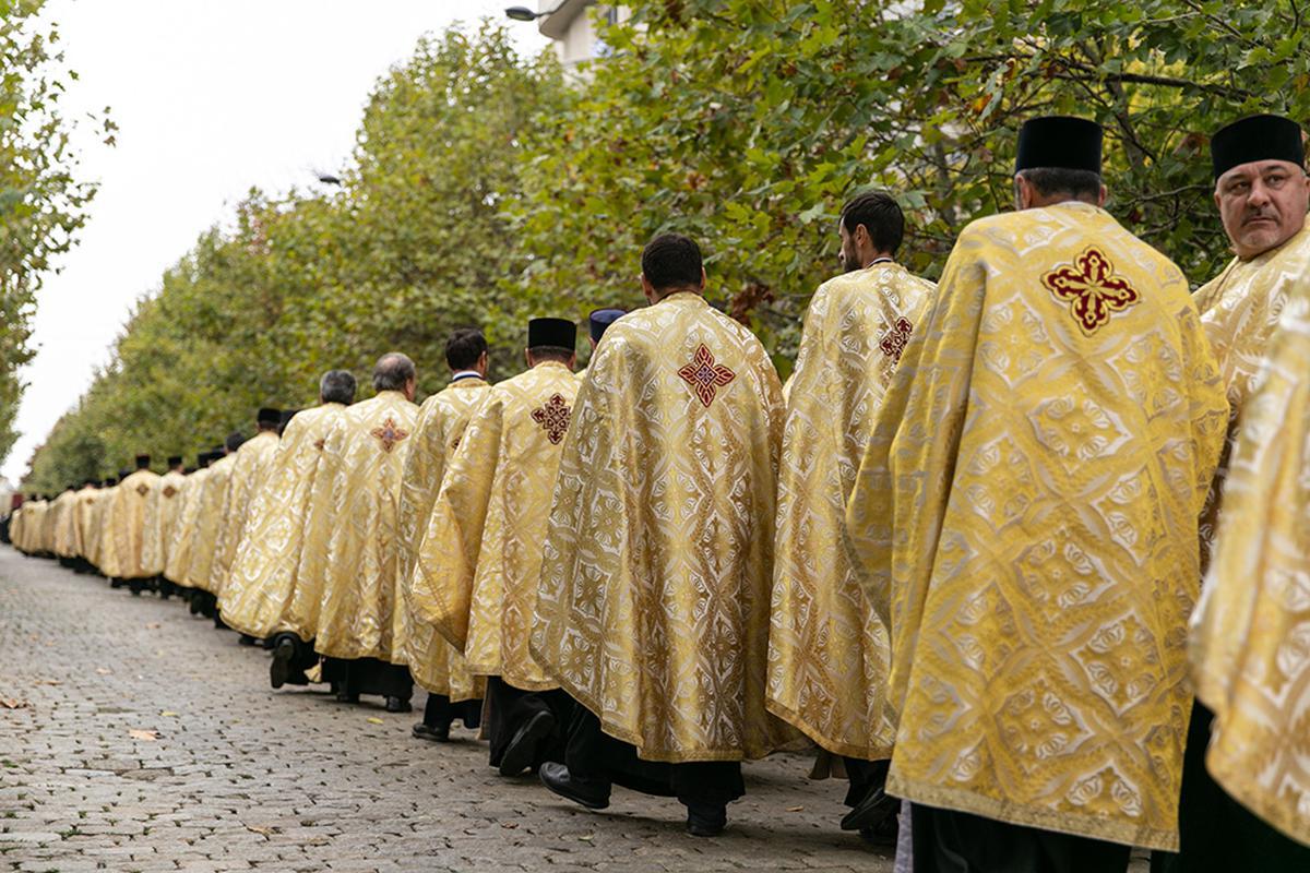 Preoții care cer bani pentru înmormântări sau căsătorii pot fi dați afară din biserică. Iata unde îi poți reclama