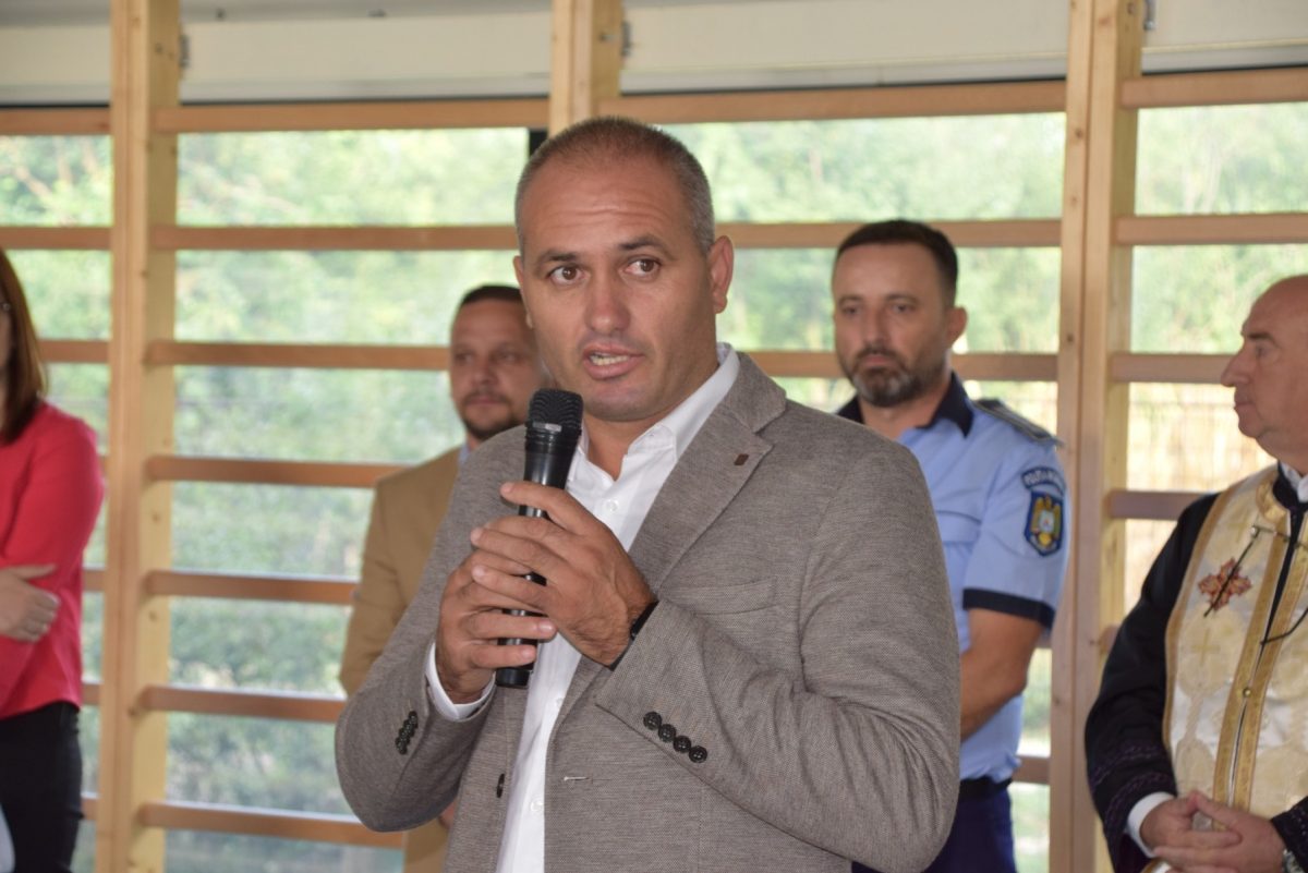 Controversatul primar al comunei Crevedia, arestat după ce a exploatat o persoană cu handicap