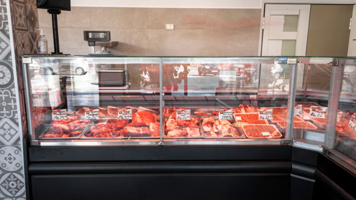 Riscuri pentru sănătate, înainte de Crăciun! Ce au găsit inspectorii DSVSA în magazinele din Iași. Au confiscat 42 de kilograme de produse din carne