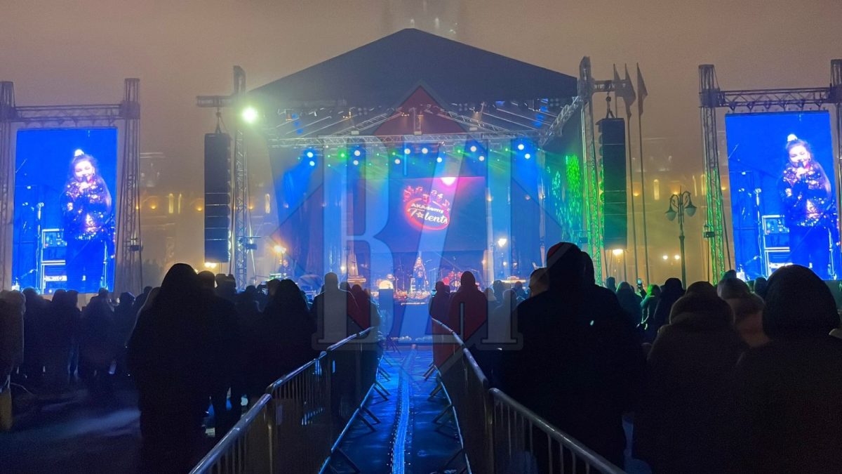 Revelionul Copiilor în Iași! Mii de persoane au ieșit în piața din fața Palatului Culturii – LIVE VIDEO