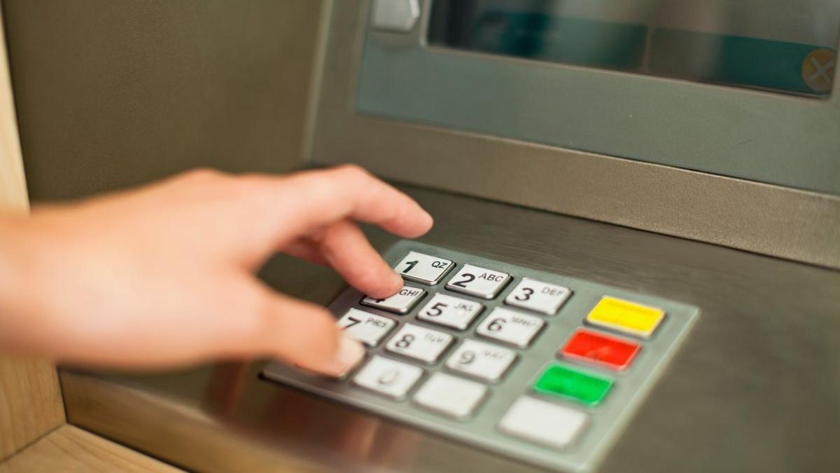 Avertisment pentru românii care au bani pe card! La ce trebuie să fie atenți când merg la bancomat