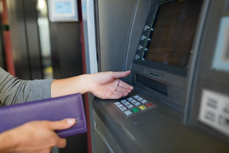 Românii cu bani în bancă vor plăti o taxă în 2025! Ce sumă trebuie dată la stat