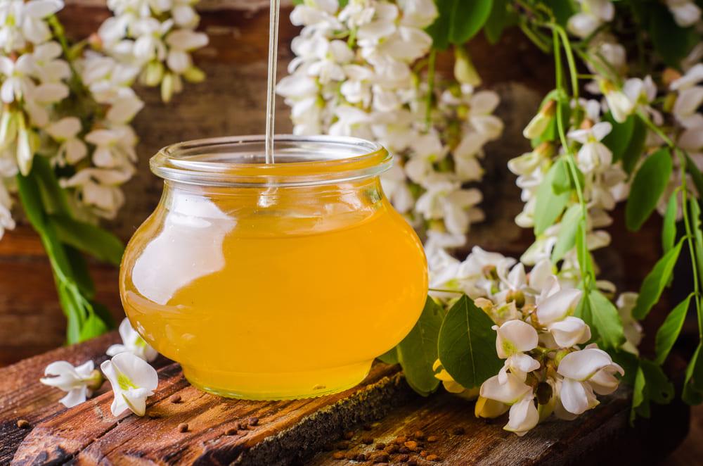 Ce beneficii nutritive are mierea de salcâm galben și la ce să fii atent atunci când o consumi