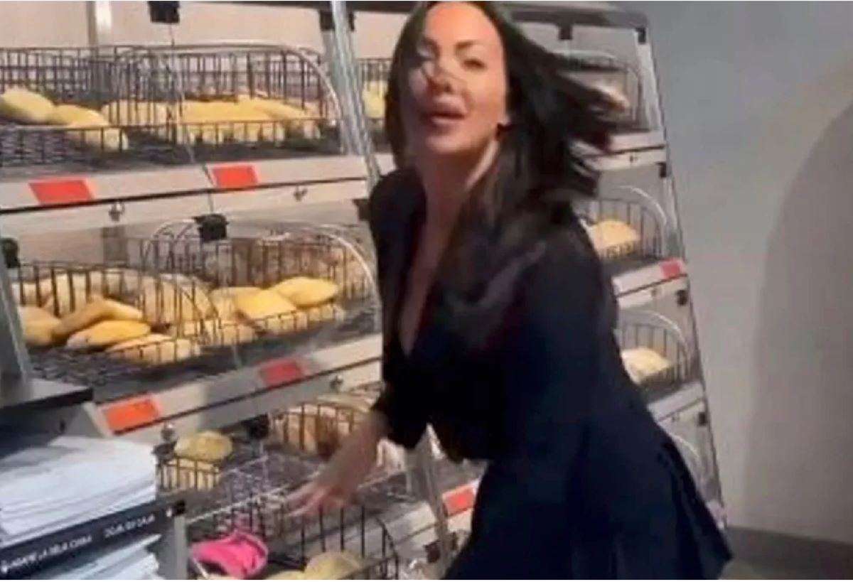 Își scoate lenjeria intimă purtată în locuri publice! A dat-o drept bacșiș la cafenea!