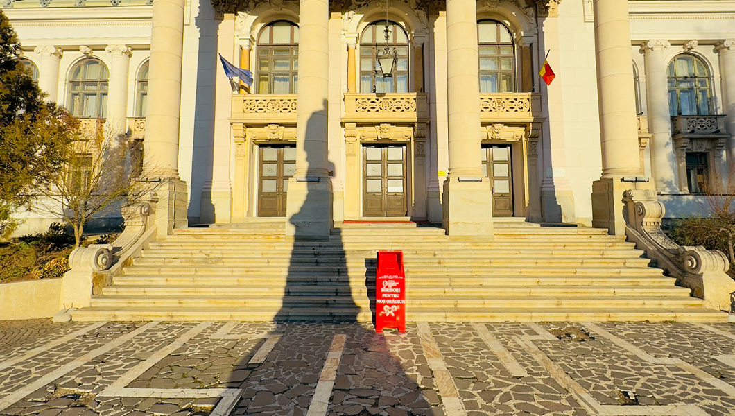 Moș Crăciun așteaptă scrisorile copiilor la Opera Iași