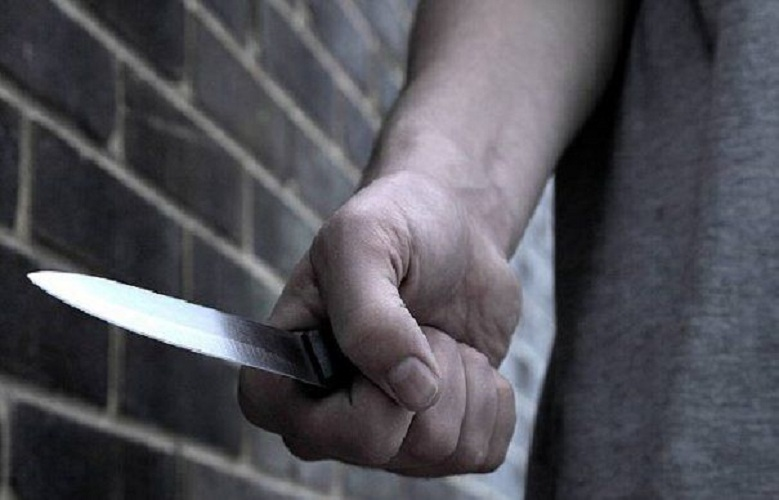 Un bărbat și soția acestuia au fost la un pas de a-și ucide prietenii cu care au băut într-un bar din Iași: „Ea l-a ținut cât timp soțul îl lovea cu cuțitul”