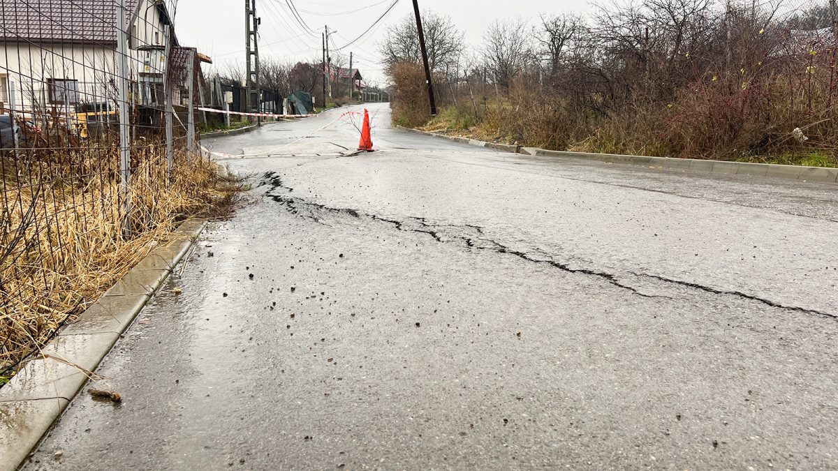 Pericol uriaș, în Iași! O stradă din Copou se surpă, iar casele oamenilor sunt puse în pericol. Drumul a fost asfaltat în urmă cu 2 ani