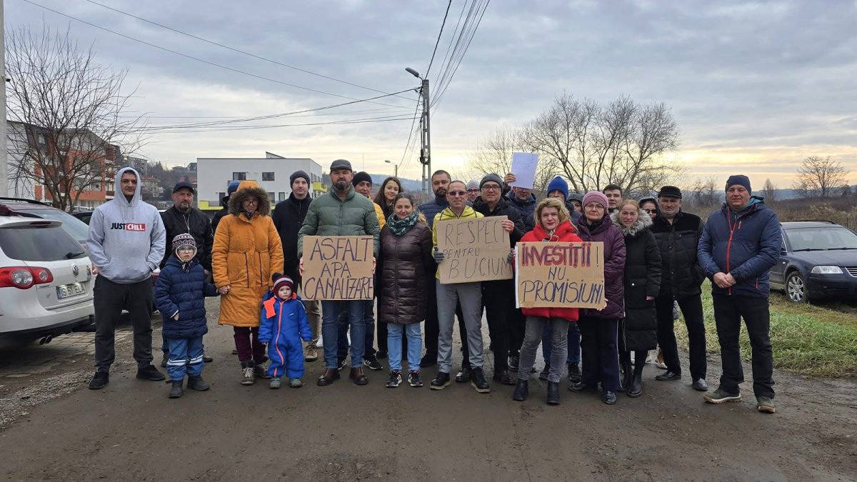 Locuitorii de pe o stradă din Bucium au protestat, nemulțumiți de drumurile dezastruoase: „Se formează cratere, de parcă mergi cu barca pe valuri, așa se mișcă mașina”