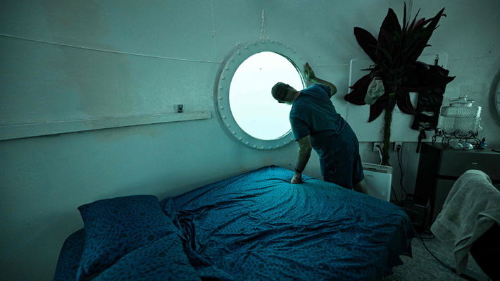 Omul care supraviețuiește de 2 luni în Marea Caraibelor. Îndeamnă pe toată lumea să trăiască sub ape: „Să ne mutăm în ocean este ceva ce ar trebui să facem”