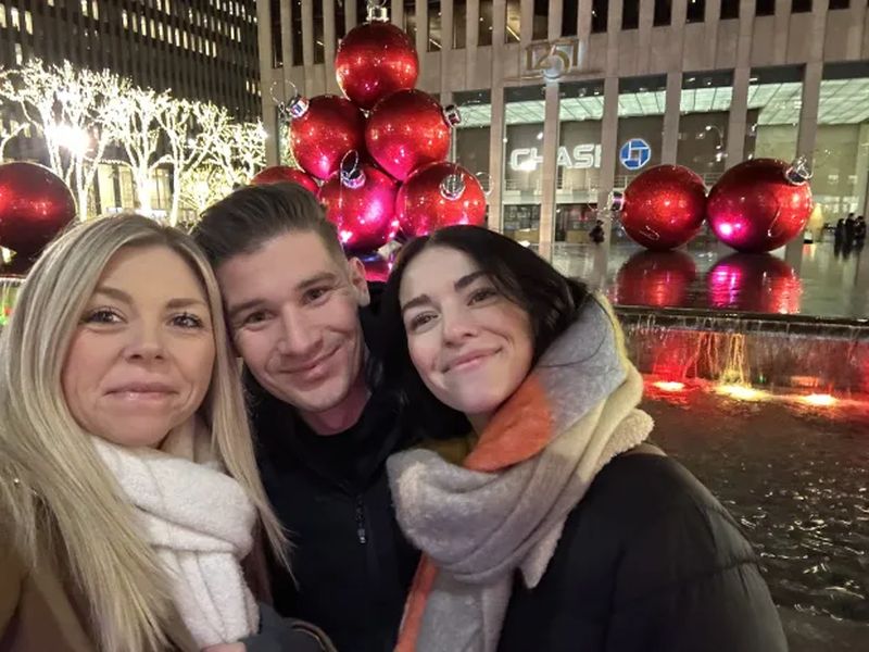 Sunt trei în relație și sunt aspru judecați! „Moș Crăciun nu discriminează!”