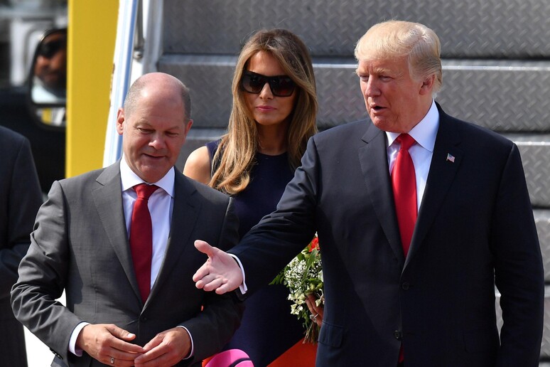 Donald Trump și Olaf Scholz au vorbit la telefon despre Ucraina. Vor sa înceapă negocierile: „O pace dreaptă, echitabilă şi durabilă”