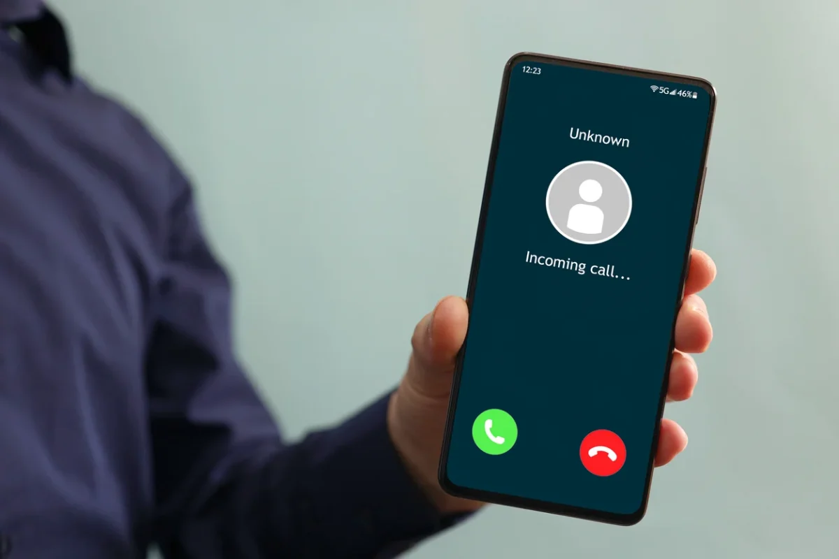 Înșelătorie printr-un simplu apel telefonic! Cum pot escrocii să-ți fure datele și cum te poți proteja