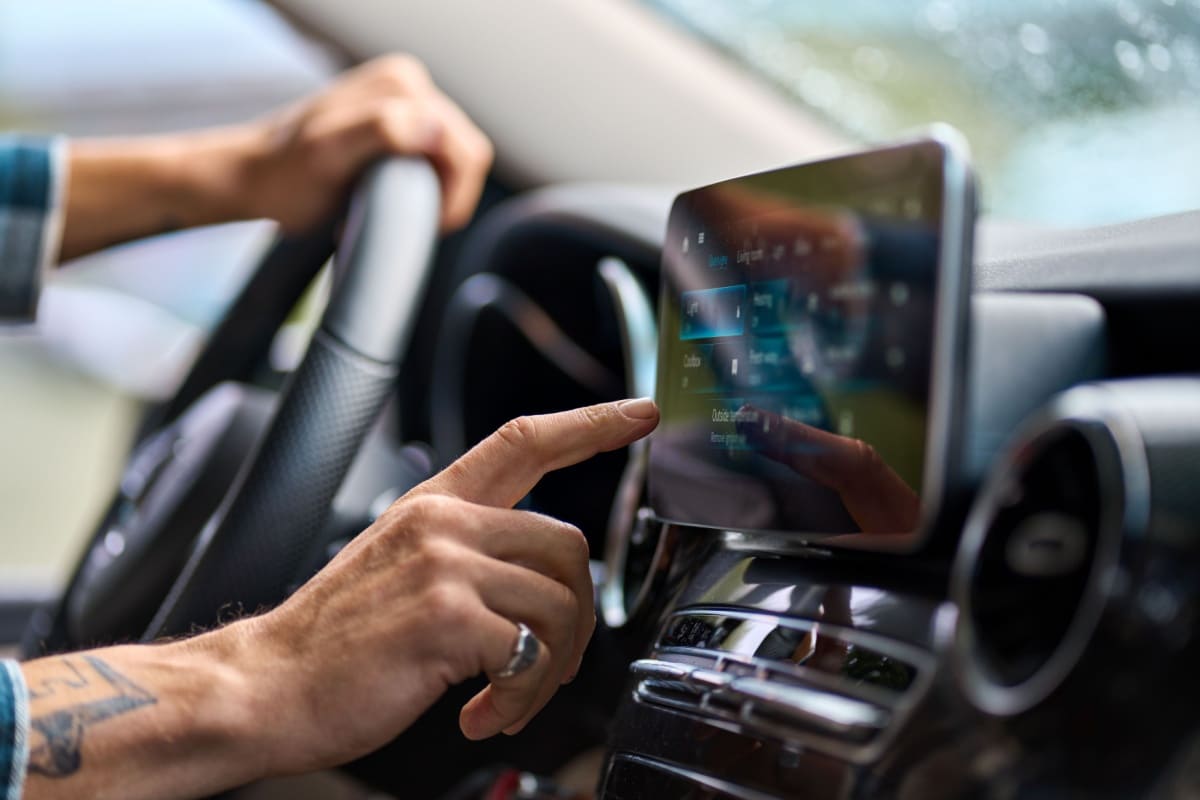 Care sunt cele mai bune gadgeturi pentru a-ți transforma mașina într-un vehicul inteligent?