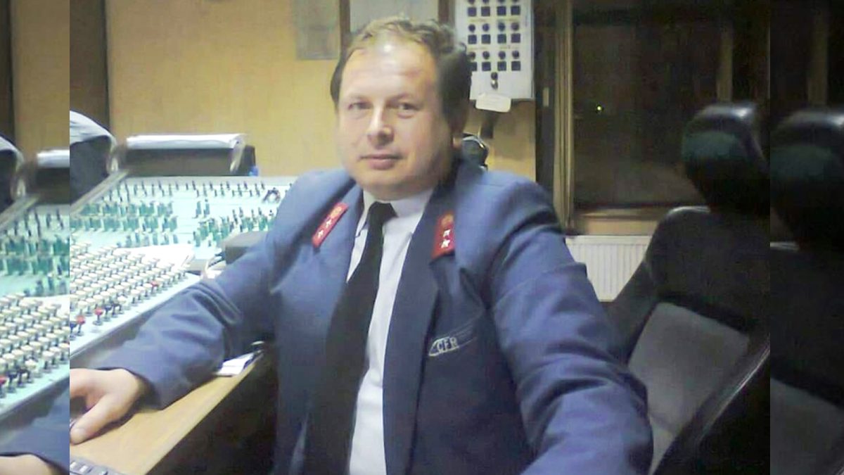Costel Apetrei este unul dintre cei mai experimentați angajați de la CFR! De 29 de ani a dirijat mii de trenuri din stația Pașcani: „Am stat mai mult la gară decât acasă”
