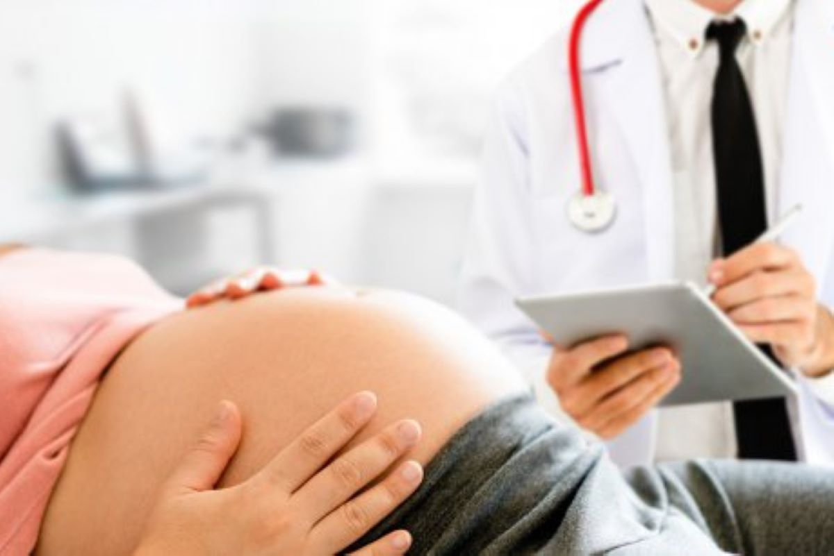 Cât poate sta fătul fără lichid amniotic? Ce este și cum ajută în dezvoltarea copilului