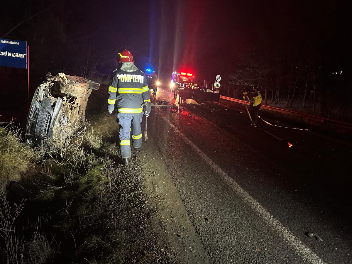 Un BMW a fost făcut praf pe C. A Rosetti. Autoturismul s-a răsturnat după impact – FOTO