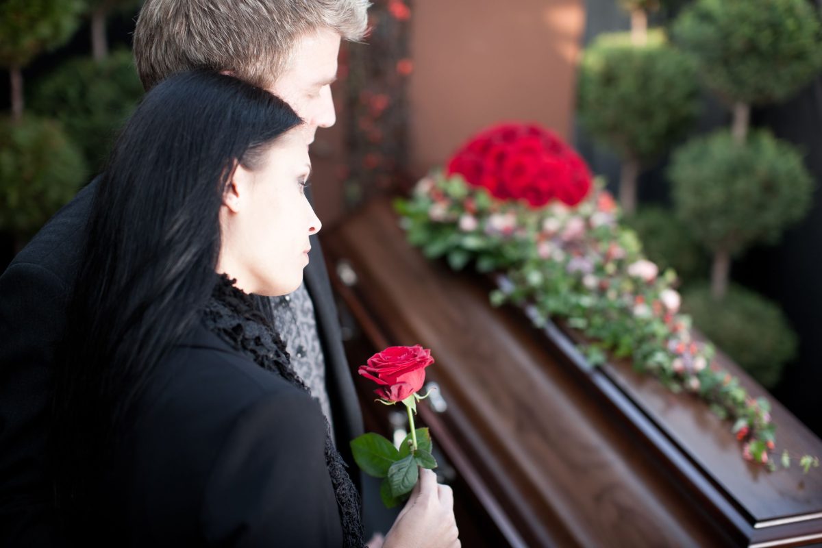 Care sunt actele necesare acordării ajutorului de înmormântare. Iată câți bani primesc românii