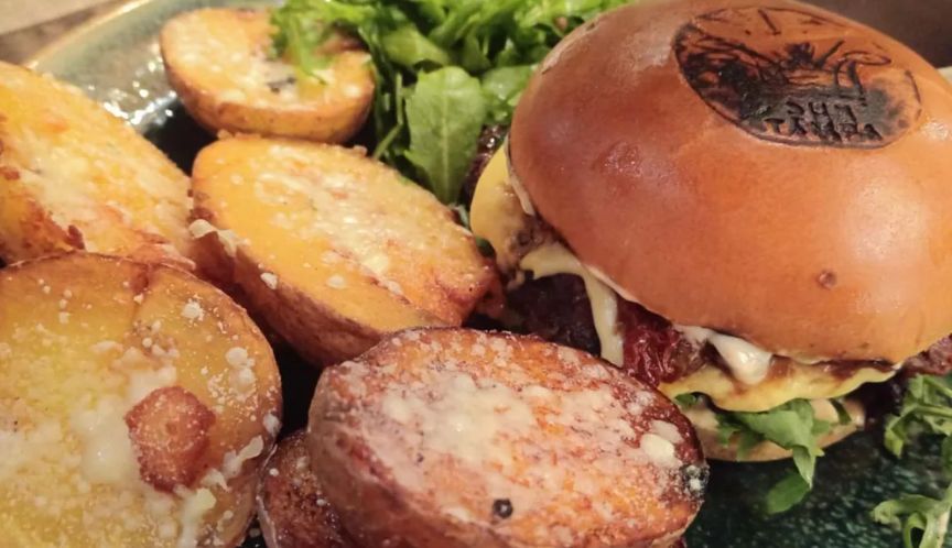 Burgerul de urs, produs în România, delicatesă unică în Europa! Inventatorii sunt cei care au dat lovitura cu „Litălșii”!