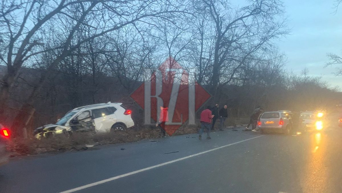 Accident rutier la Iași! Două autoturisme s-au ciocnit în zona Bucium