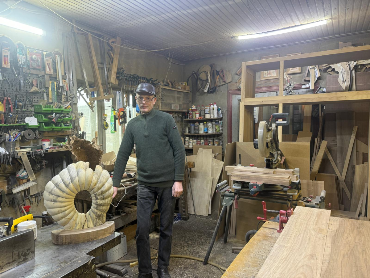 Cătălin Hădăr, ieșeanul care a sculptat scaunul Papei Francisc, transformă rădăcinile de copaci din pădure în adevărate opere de artă. Bărbatul lucrează cu lemn vechi de peste 200 de ani: „Trebuie să ai har ca să faci meseria asta”