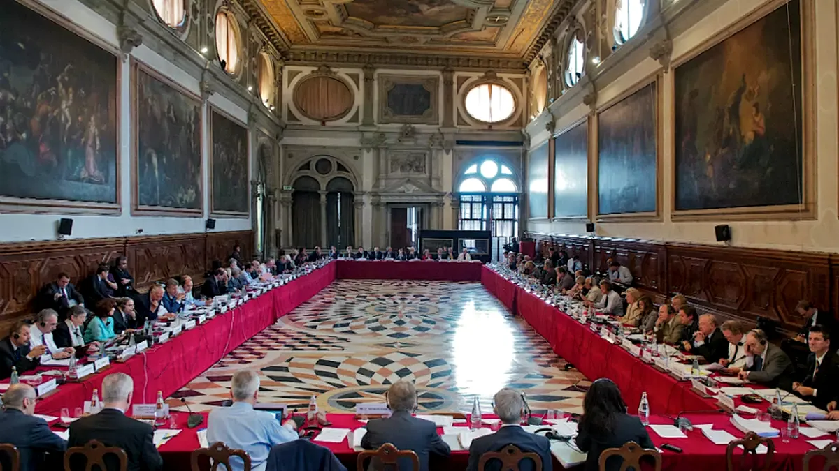 Comisia de la Veneția, raport devastator despre alegerile din România și împotriva Guvernului condus de covrigarul Marcel Ciolacu