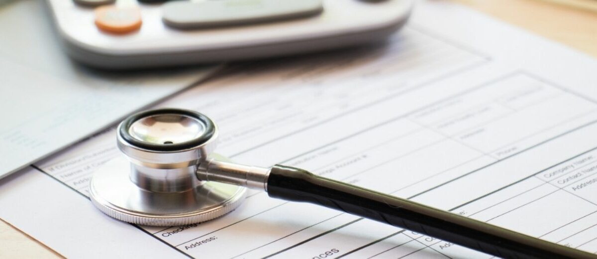 Concediu medical este plătit cu 75% din brut sau net? Cum se calculează indemnizația corectă?