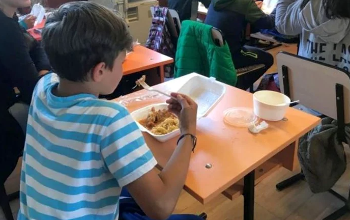 Care sunt firmele de catering ce dețin monopol în județul și municipiul Iași! Aceste societăți distribuie mâncarea în școli și grădinițe
