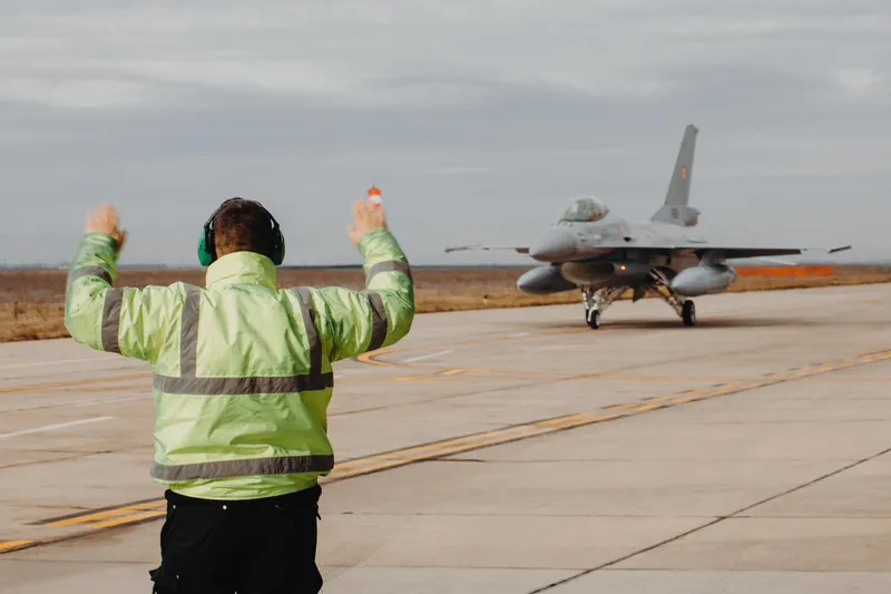 Încă un avion F-16 Fighting Falcon cumpărat de la Norvegia a ajuns în România