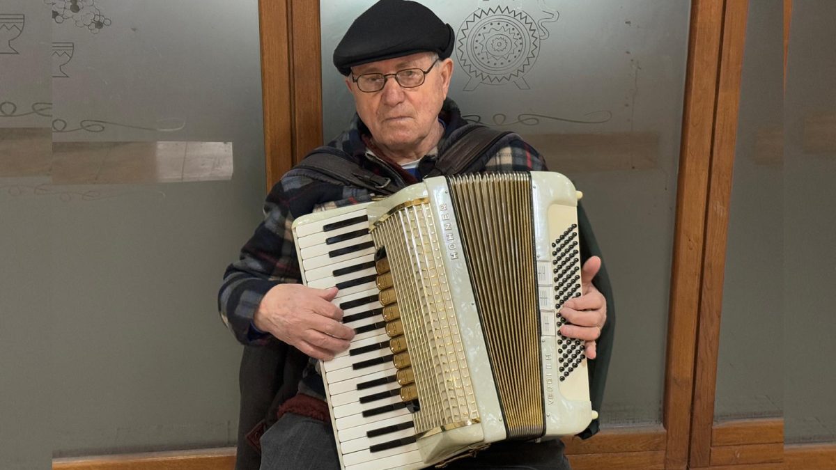 El este acordeonistul în vârstă de 77 de ani care cântă în pasajul „Sfânta Vineri” de 7 ani. Din cauza pensiei mici pe care o are, bărbatul este nevoit să stea în frig pentru a strânge un ban în plus