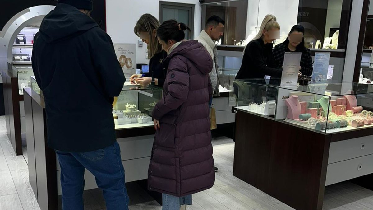Ieșenii au luat la pas magazinele pentru a alege cadoul perfect de Sfântul Ioan. Bijuteriile, ceasurile și parfumurile, în topul preferințelor