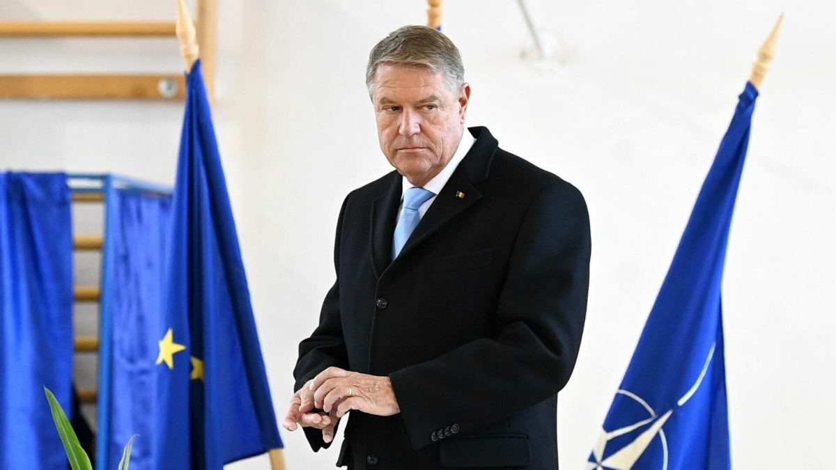 Președintele Klaus Iohannis a fost ofițer al Securității ceaușiste și că acesta ar fi motivul pentru care nu a putut să își urmeze familia în Germania