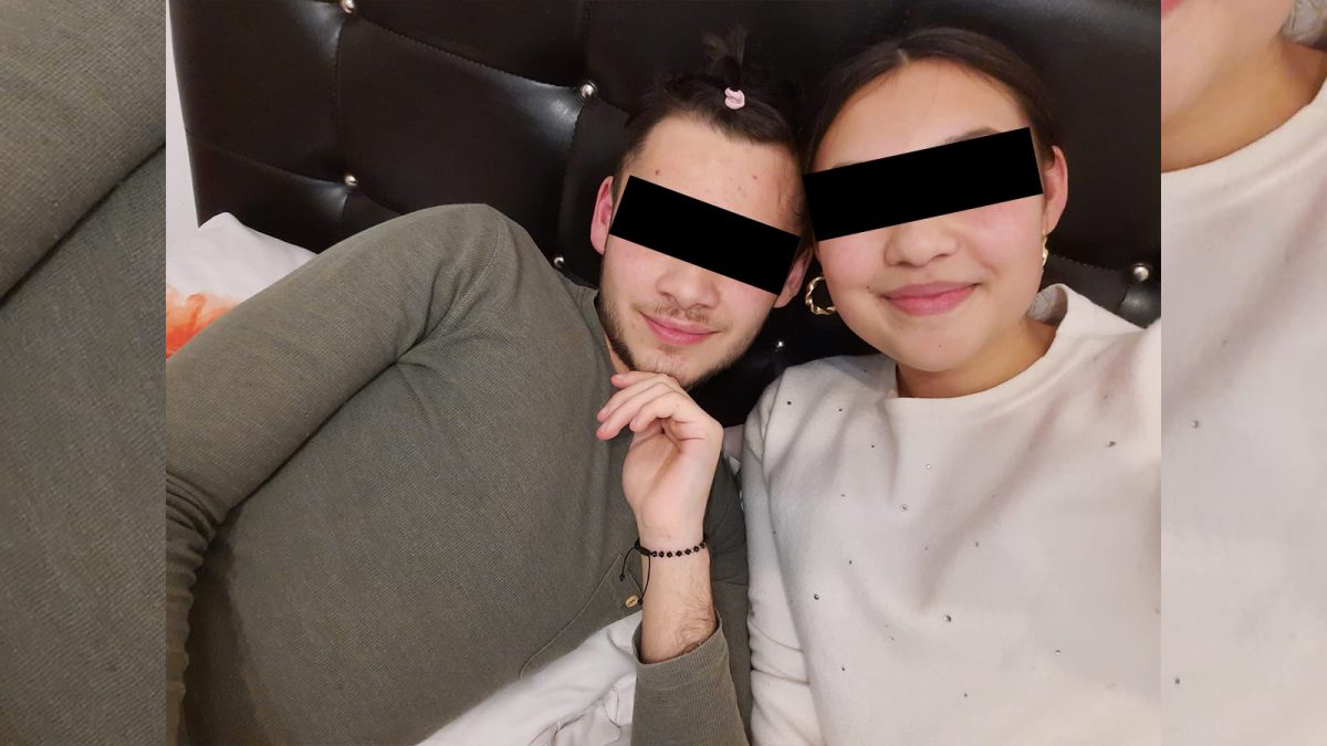 Doi adolescenți trec printr-o adevărată dramă amoroasă. După doi ani de iubire, părinții vor să-i despartă și să o căsătorească pe fată cu altcineva: „Dacă tot o să mă dea la ăla, eu mă spânzur și mor”