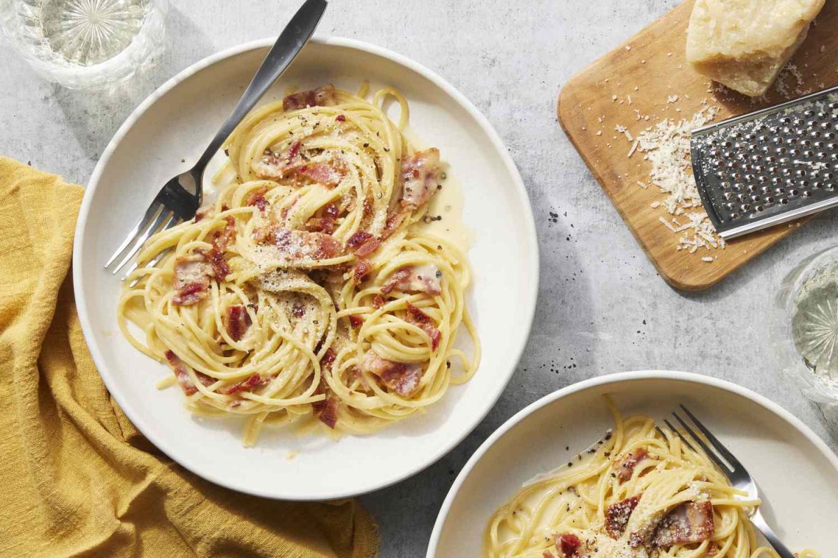 Află care sunt ingredientele de care ai nevoie pentru pastele carbonara. Rețeta originală, secretul preparatului cu sos alb