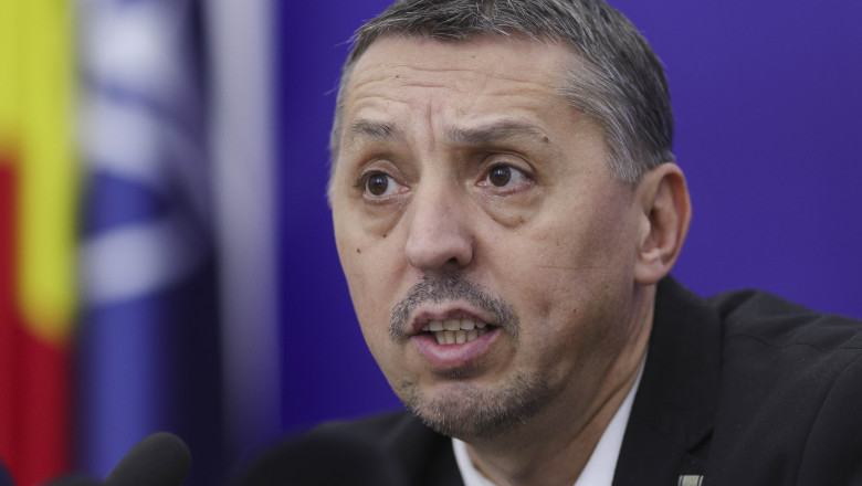 Ministrul Educației cere școlilor măsuri împotriva telefoanelor mobile
