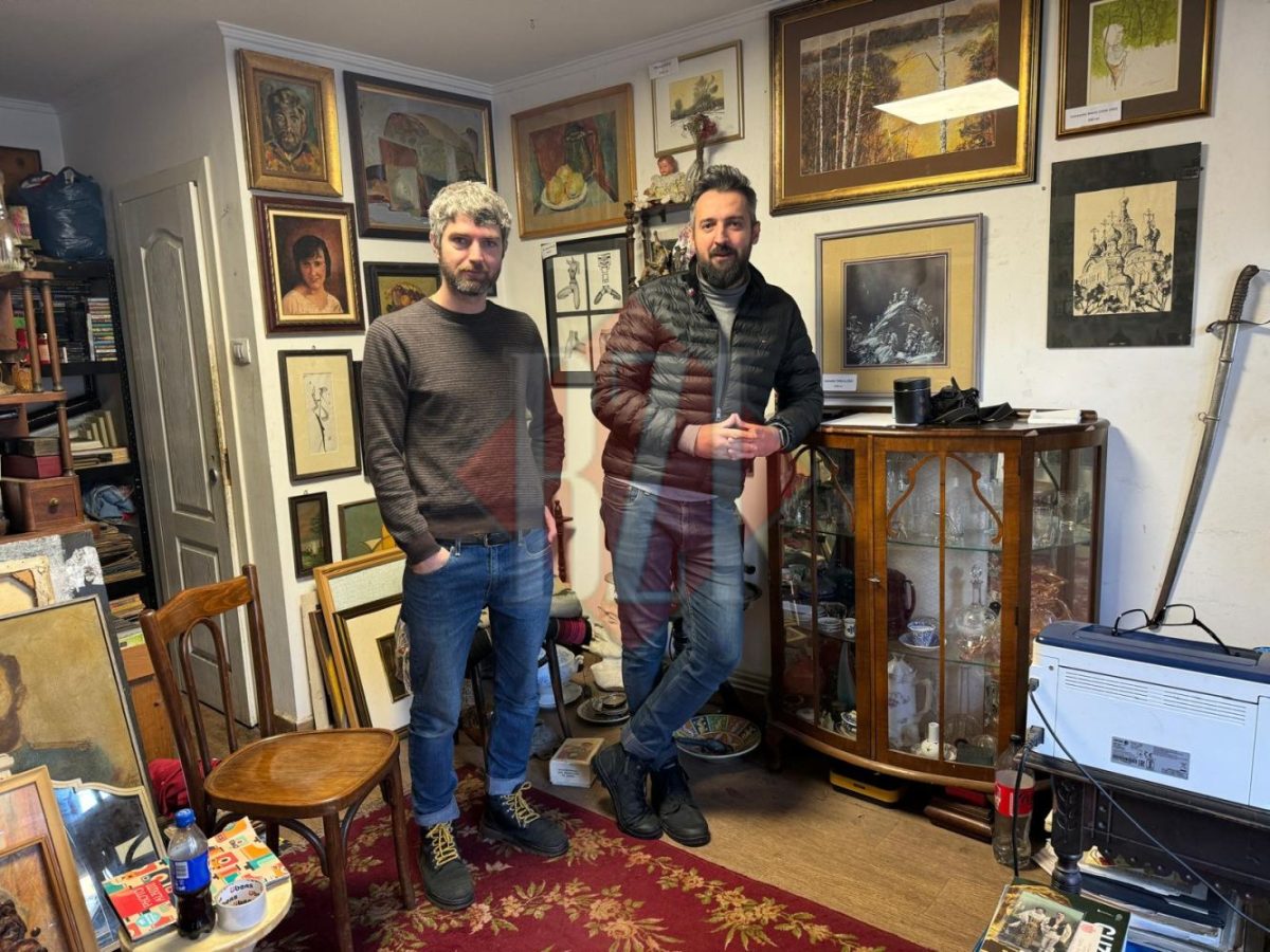 Doi prieteni din Iași au transformat pasiunea pentru istorie într-o afacere de succes. Magazinul de antichități „La Belle Epoque” redă viață trecutului