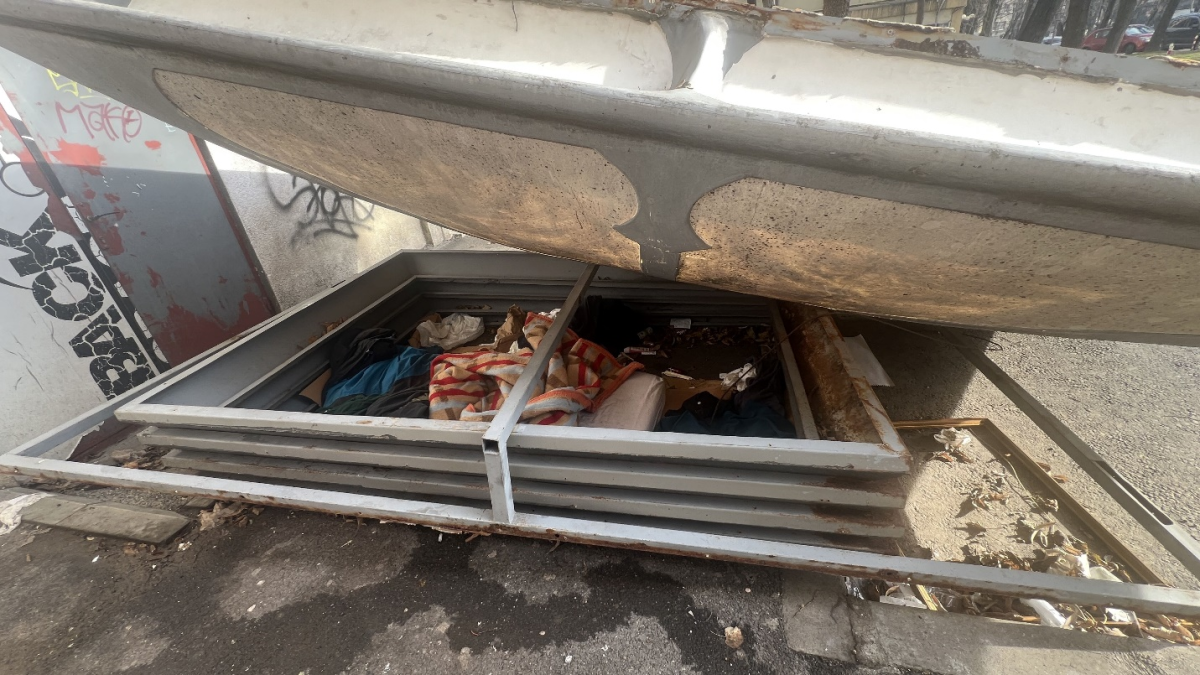 Un afacerist din Iași și-a abandonat chioșcul în centrul orașului, deși era obligat să elibereze spațiul public. Boschetarii l-au transformat în adăpost