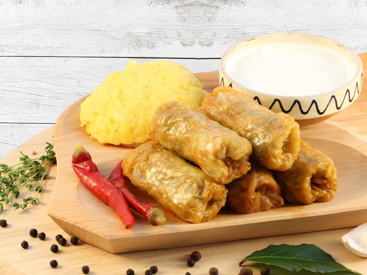 Sarmale tradiționale de porc cu varză acră. Iată de ce trebuie evitată varza care are cotorul gros