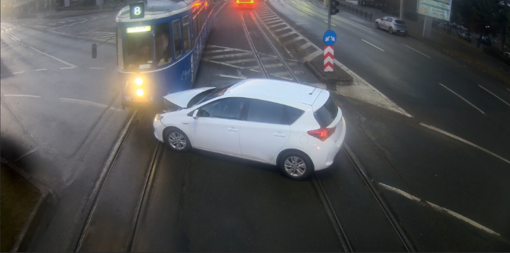 Accident rutier în Iași! Un autoturism a intrat în coliziune cu un tramvai