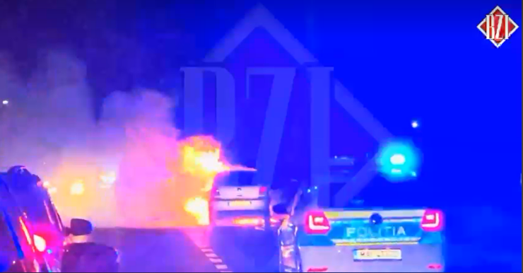 Incendiu în localitatea Sârca! O mașină arde ca o torță în plină stradă. Se circulă cu dificultate – EXCLUSIV – UPDATE