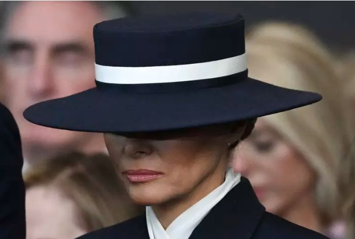 Semnificația ascunsă a ținutei Melaniei Trump de la ceremonia de învestire: Ce greșeală spune Iulia Albu că a făcut