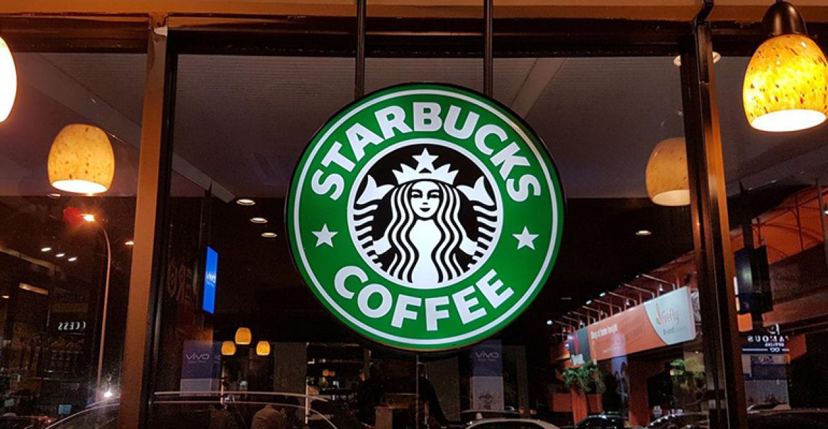 Starbucks schimbă regulile: Va fi restricționat accesul în cafenele pentru aceste categorii de persoane