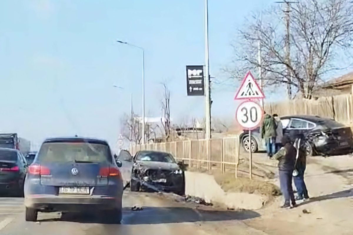 Accident rutier în Valea Lupului. Două autoturisme s-au izbit violent