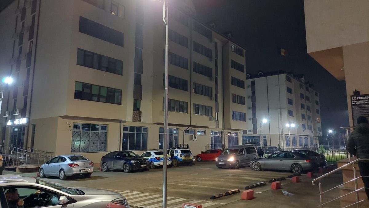 Tragedie la Valea Lupului, într-un cartier rezidential! Un tânăr a căzut de la etajul 5. A fost constatat decesul – UPDATE
