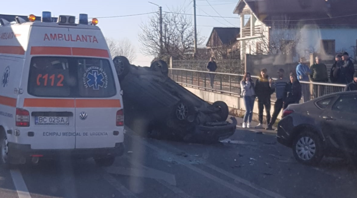 Accident rutier în județul Iași! Un autoturism s-a răsturnat după un impact violent la Bălțați