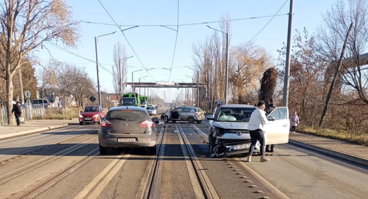 Circulație blocată în Iași! Coliziune între două autoturisme pe linia de tramvai în Rond Dancu