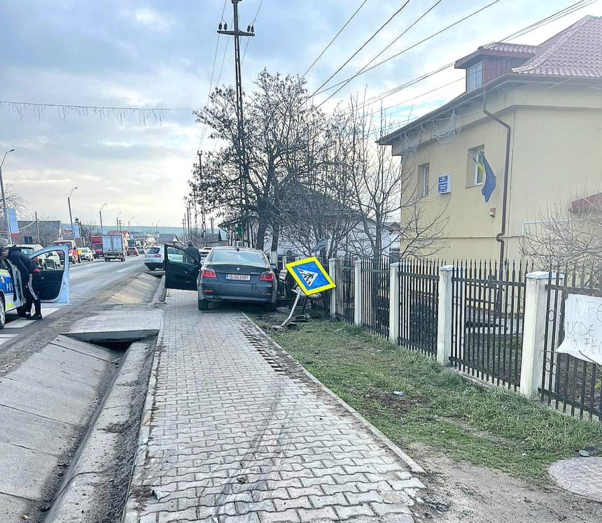Accident spectaculos la Lețcani: BMW scăpat de sub control face ravagii pe trotuar