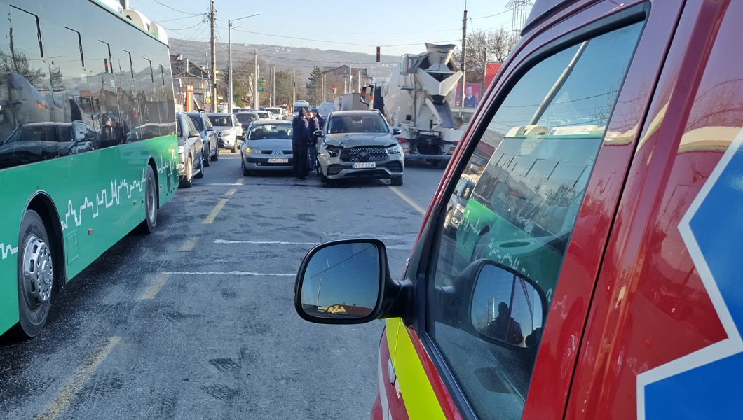Accident rutier în Bucium! O persoană a fost rănită, după ce două mașini au intrat în coliziune