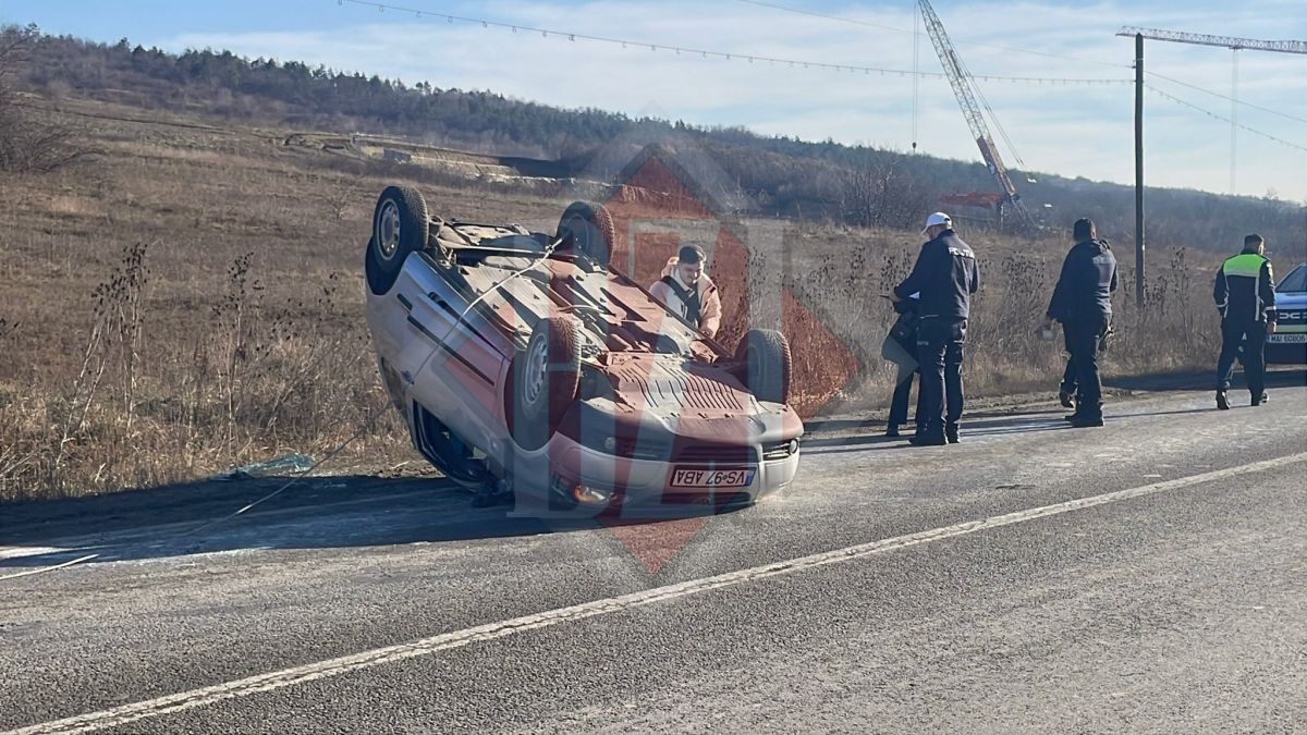 Accident rutier pe C.A.Rosetti! O șoferiță a pierdut controlul mașinii și s-a răsturnat