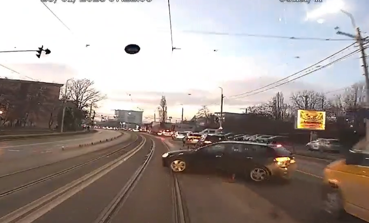 Imagini de pe camera de bord! Iată momentul în care un tramvai intră în plin într-un autoturism. Un șofer inconștient a vrut să întoarcă, dar nu a mai apucat