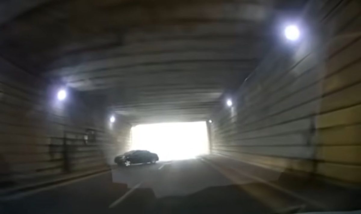 Accident rutier în pasajul Păcurari! Un autoturism a fost implicat